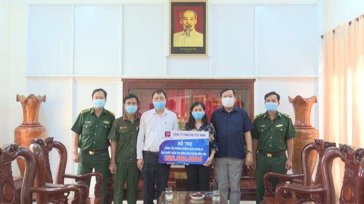 Công ty Xăng dầu Tây Ninh hỗ trợ hơn 226 triệu đồng công tác phòng, chống dịch Covid-19 các chốt tuần tra biên giới huyện Bến Cầu